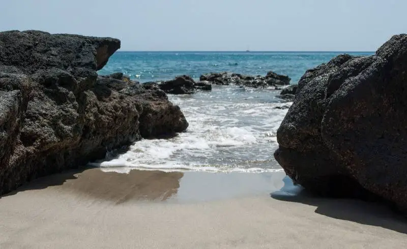 Photo de Playa Juan Gomez II avec sable lumineux de surface