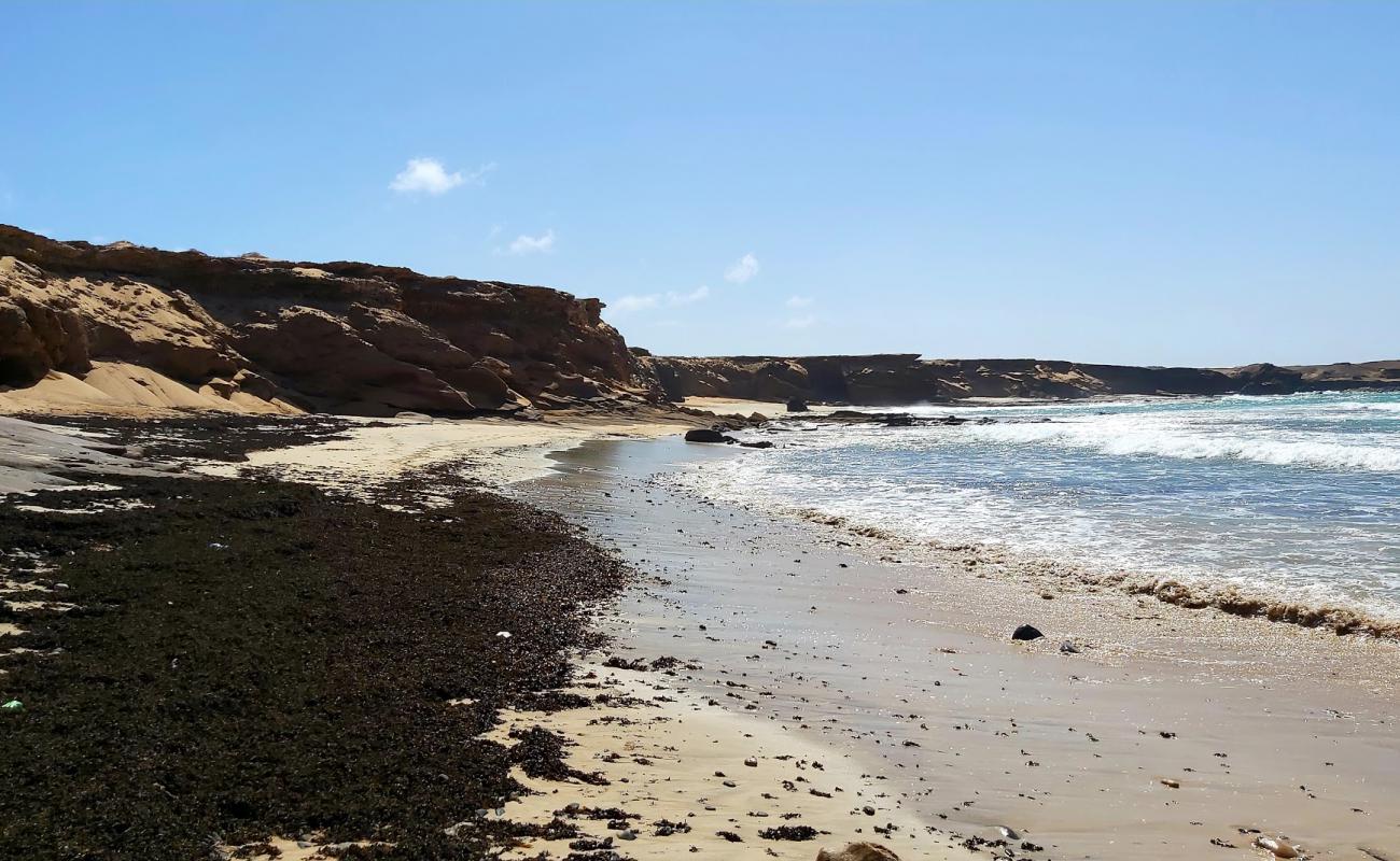 Photo de Playa de la Turbia avec sable brun avec roches de surface