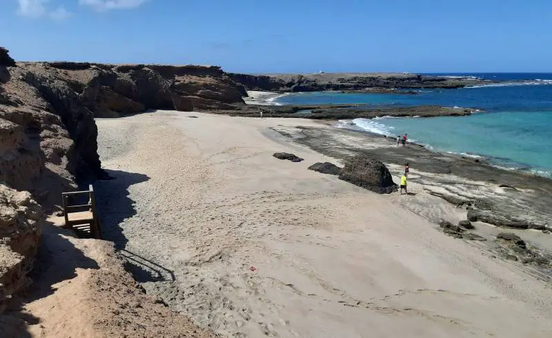 Photo de Playa de los Ojos avec sable lumineux de surface