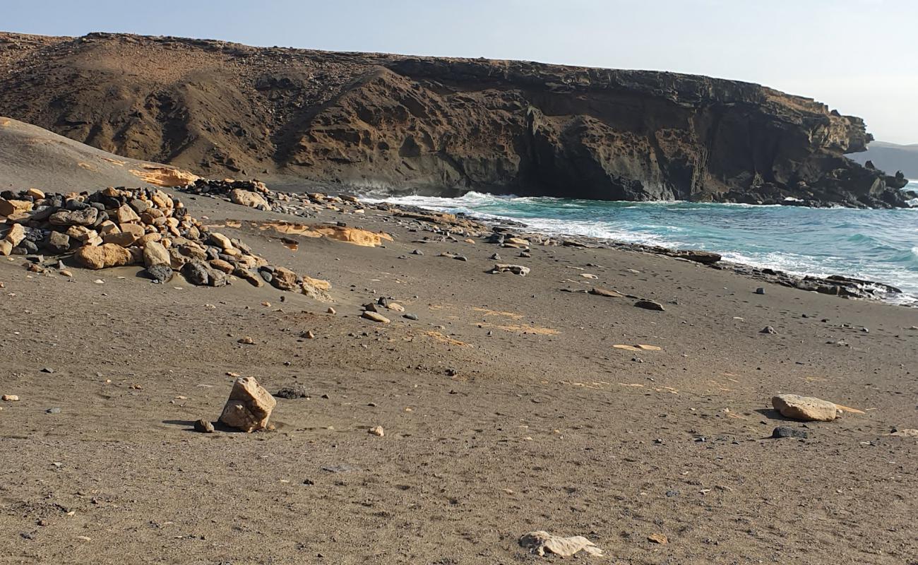 Photo de Playa de la Pared avec sable brun & rochers de surface
