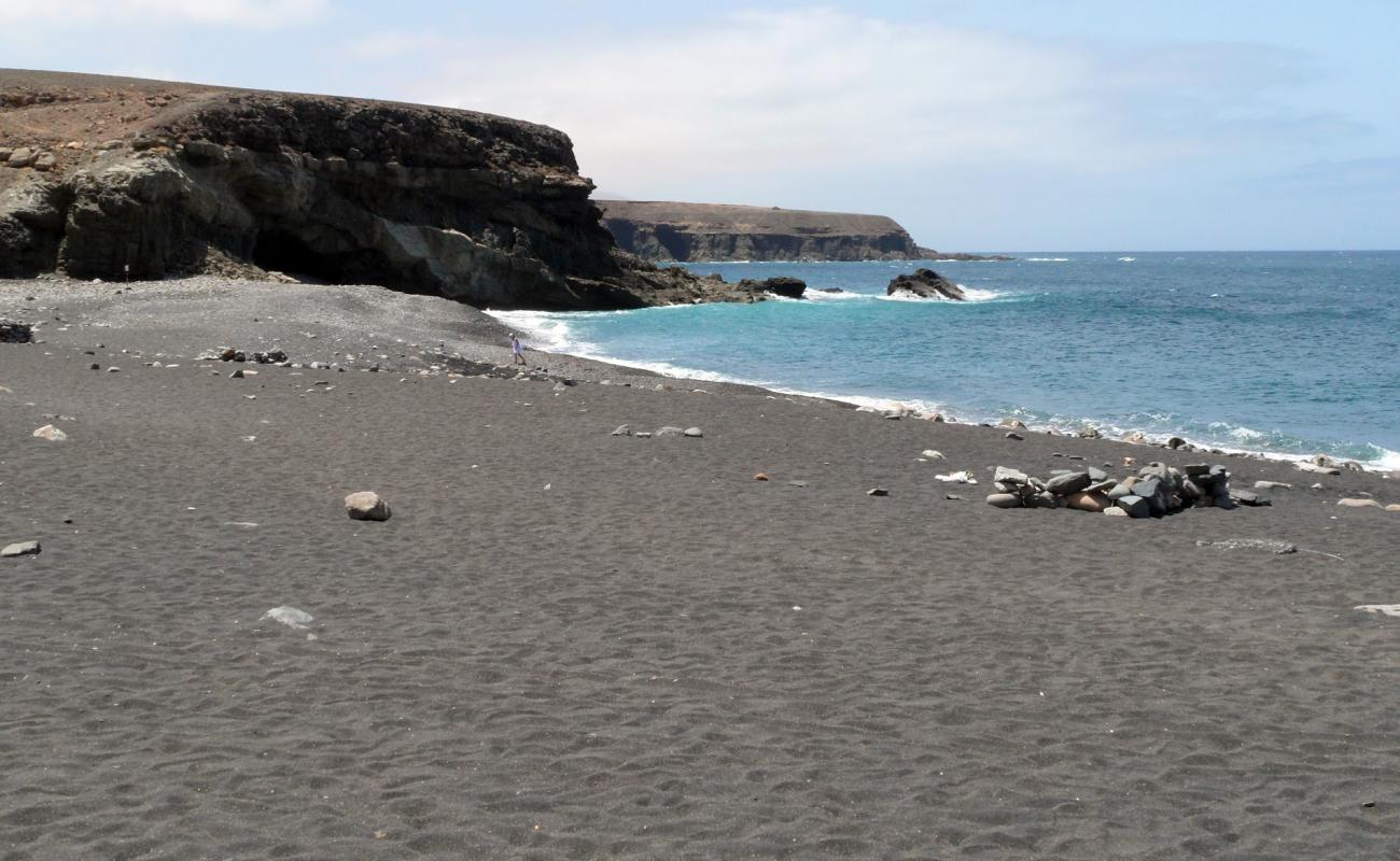 Photo de Playa Negras II avec sable blanc avec roches de surface