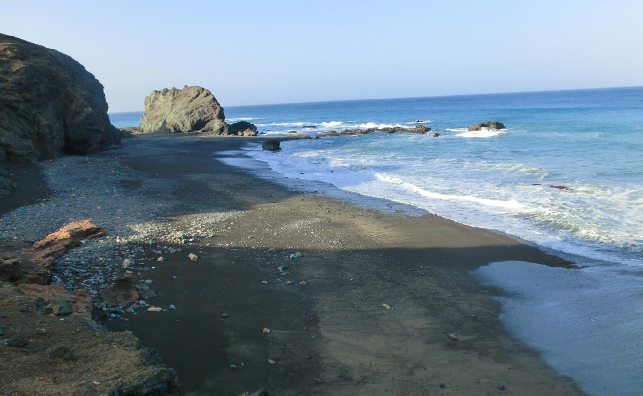 Photo de Amanay Beach avec sable noir de surface