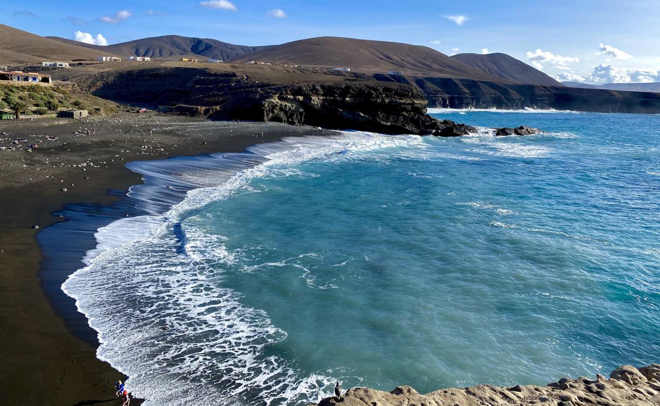 Photo de Playa de Ajui avec sable gris de surface