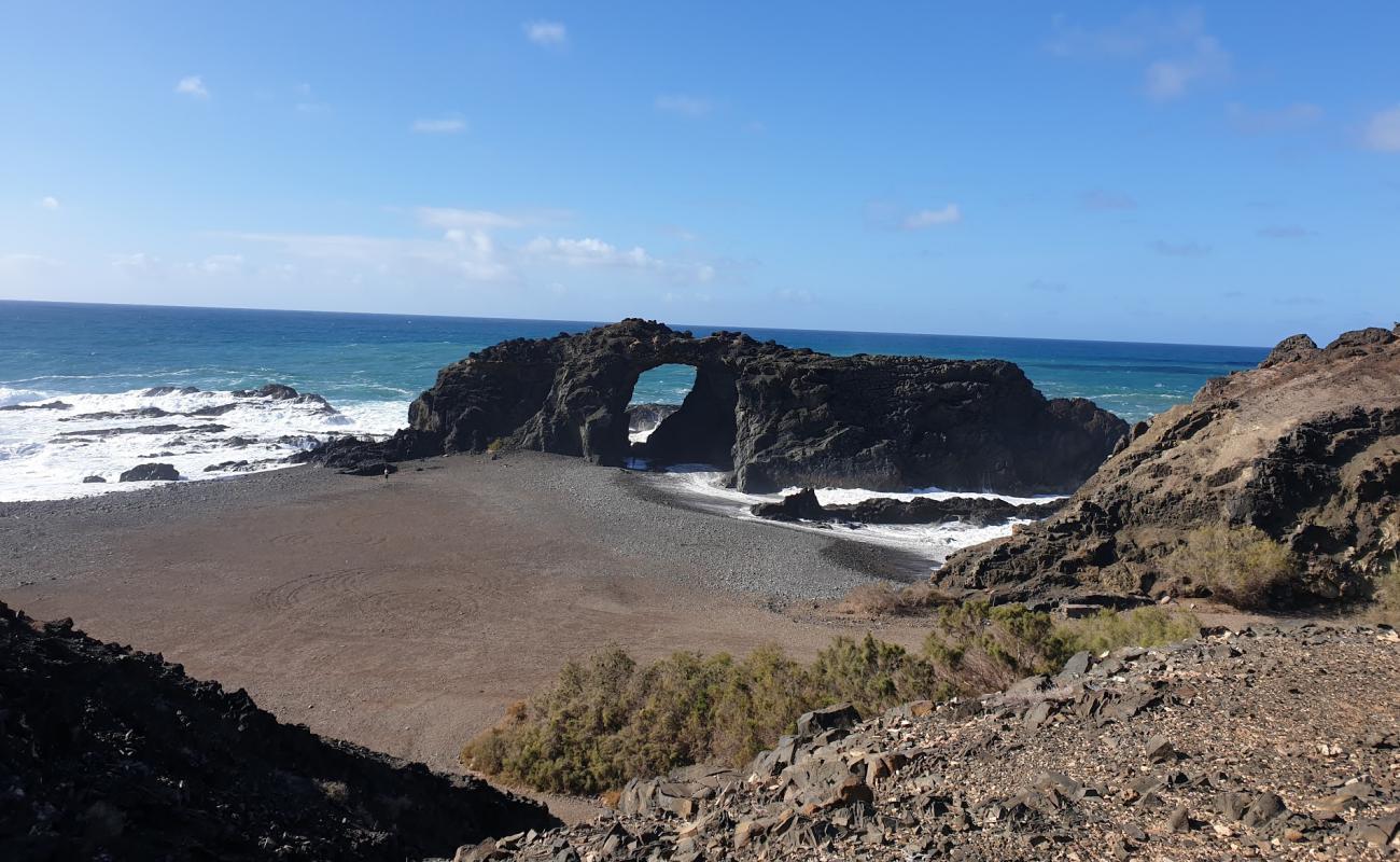 Photo de Pena Horadada avec galets bruns de surface