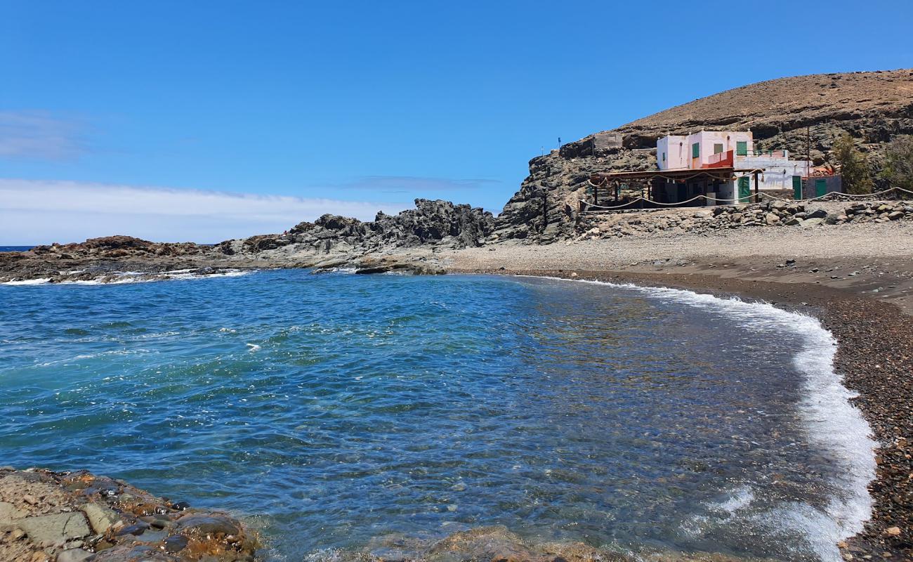 Photo de Playa del valle avec sable noir & galets de surface