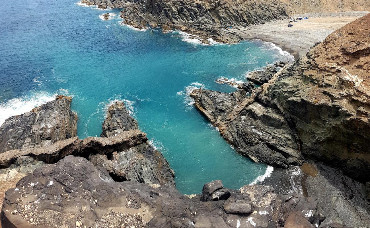 Photo de Playa de los Mozos avec sable gris & galets de surface