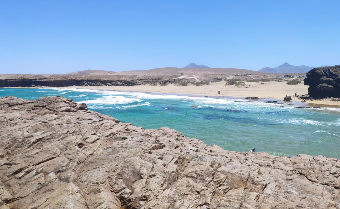 Photo de Beach Jarugo avec sable beige fin de surface