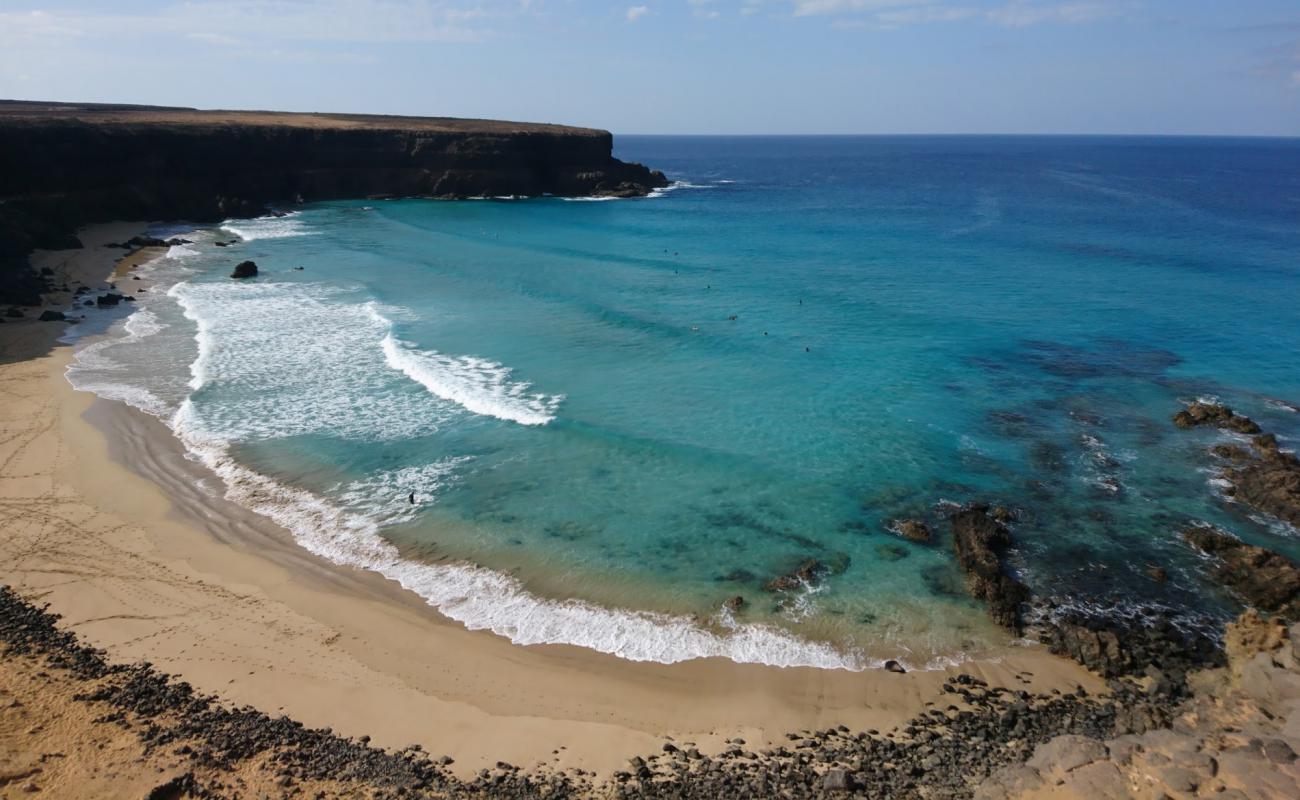 Photo de Playa de Esquinzo avec sable lumineux de surface