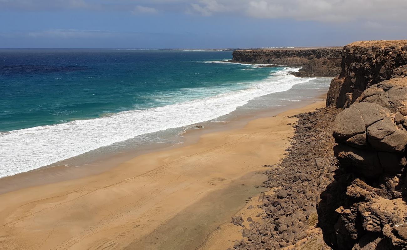 Photo de Playa del Aguila avec sable lumineux de surface