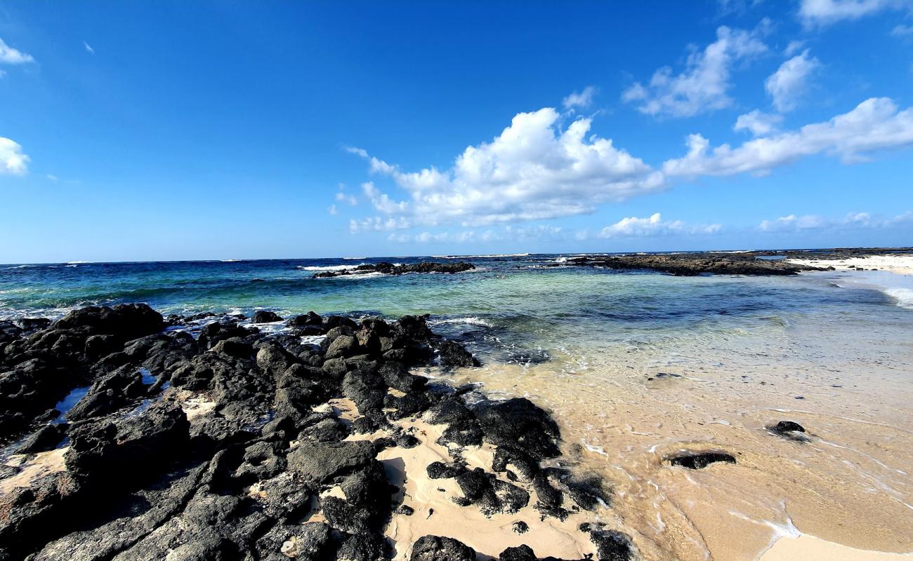 Photo de Playa La Barra avec sable beige & pierres de surface