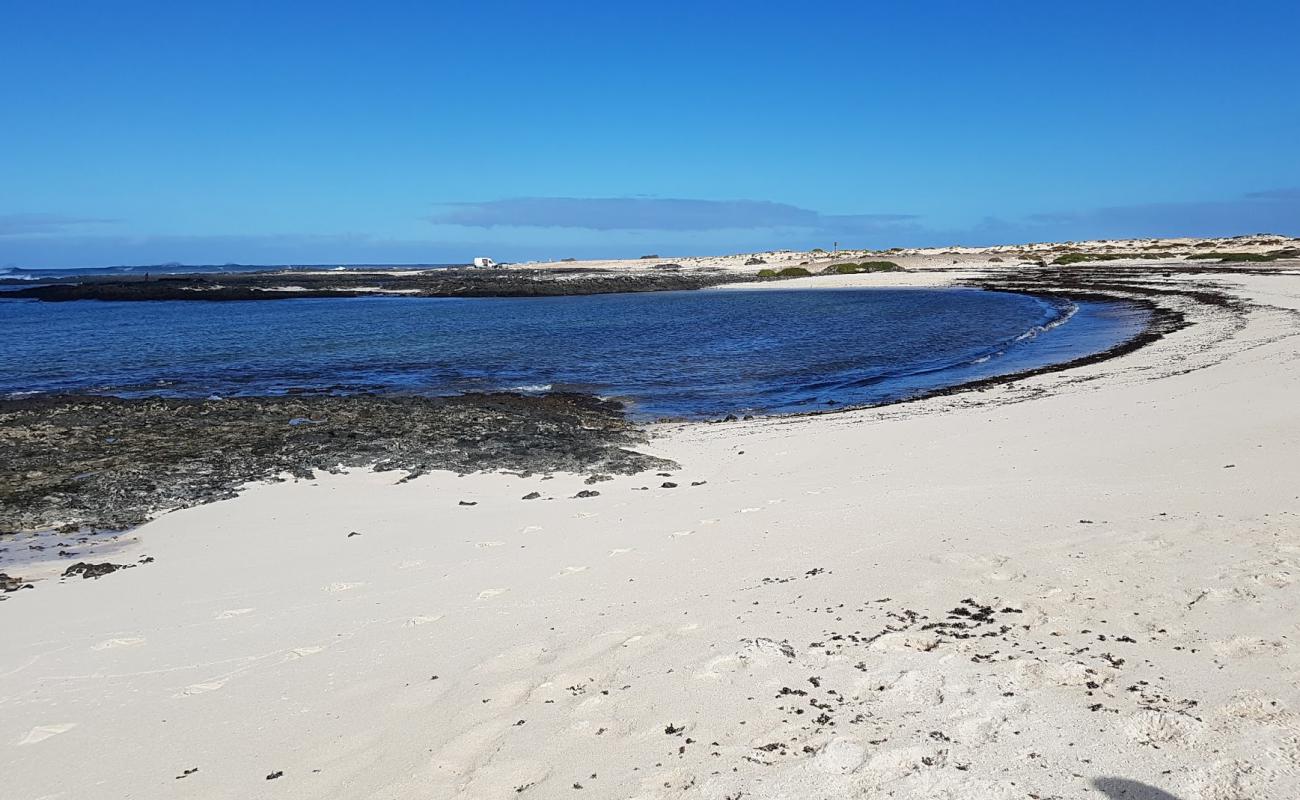 Photo de Playa Los Charcos II avec sable beige & pierres de surface