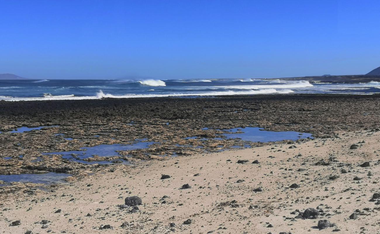 Photo de Caleta Salinas avec sable brillant et rochers de surface