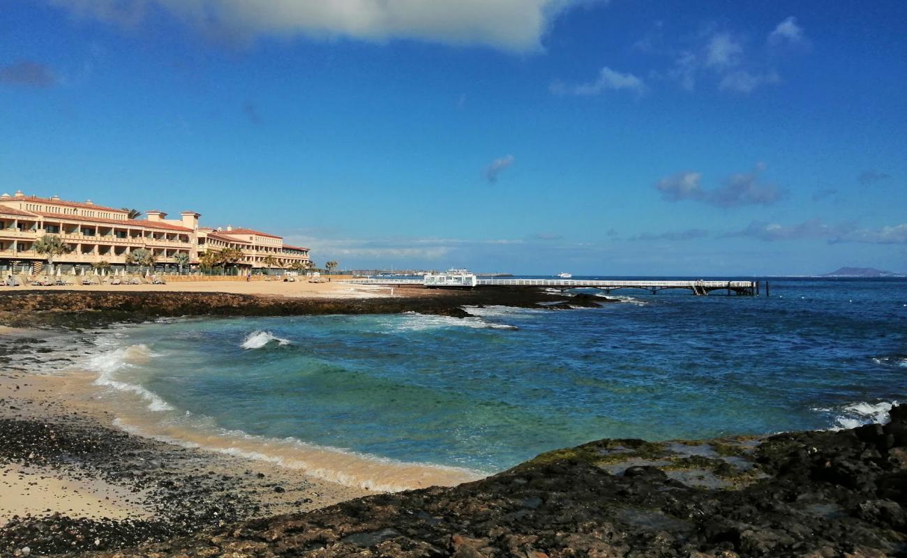 Photo de Playa Puerto Remedios avec sable brillant et rochers de surface