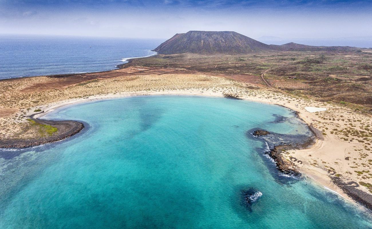 Photo de Playa De La Concha De Lobos avec sable lumineux de surface