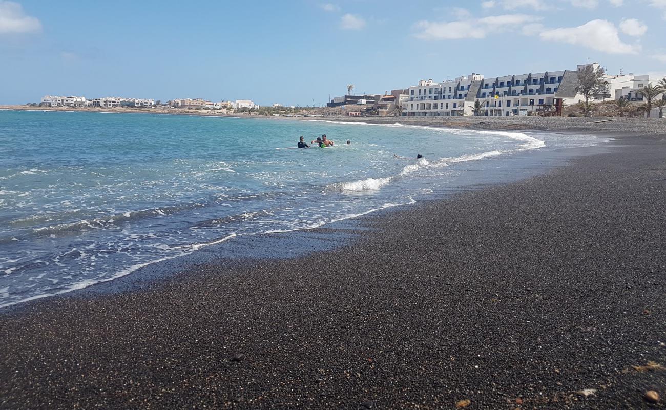 Photo de Playa Las Lajas avec sable gris & galets de surface