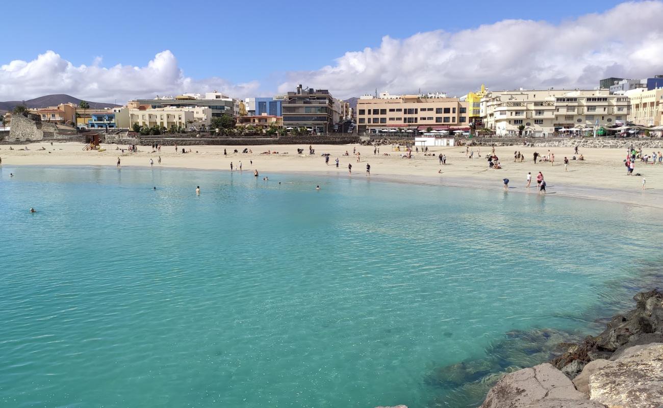 Photo de Playa Chica avec sable fin et lumineux de surface