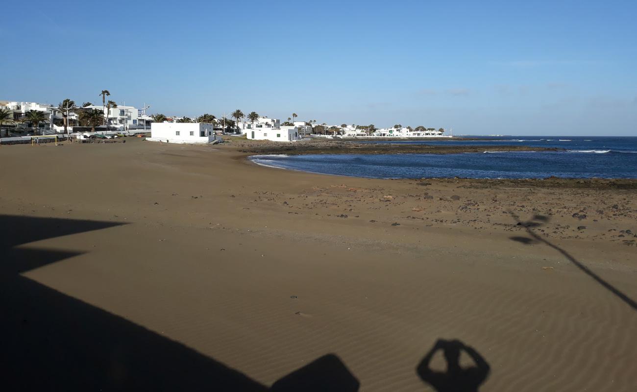 Photo de Playa Honda avec sable brun & rochers de surface