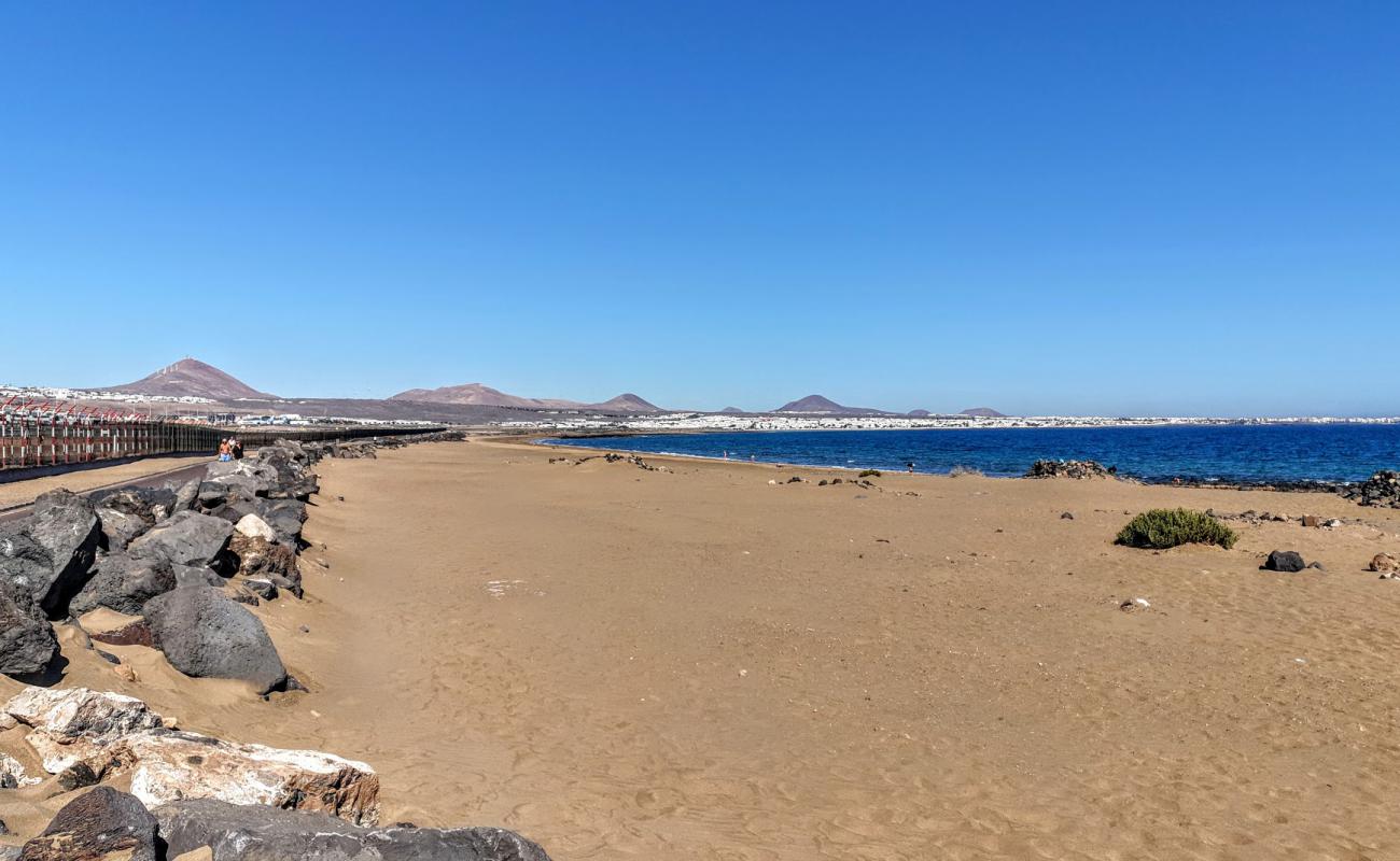 Photo de Playa de Guasimeta avec sable brun de surface