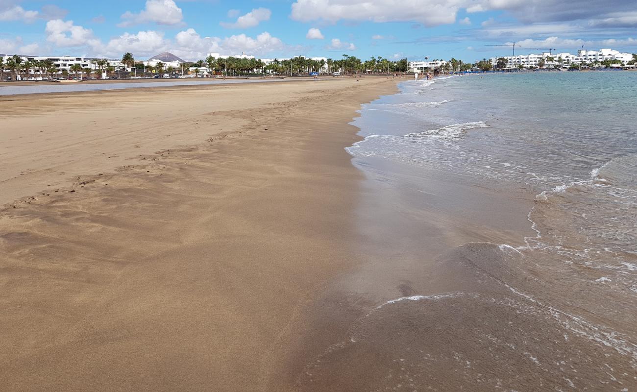 Photo de Playa Pocillos avec sable brun de surface