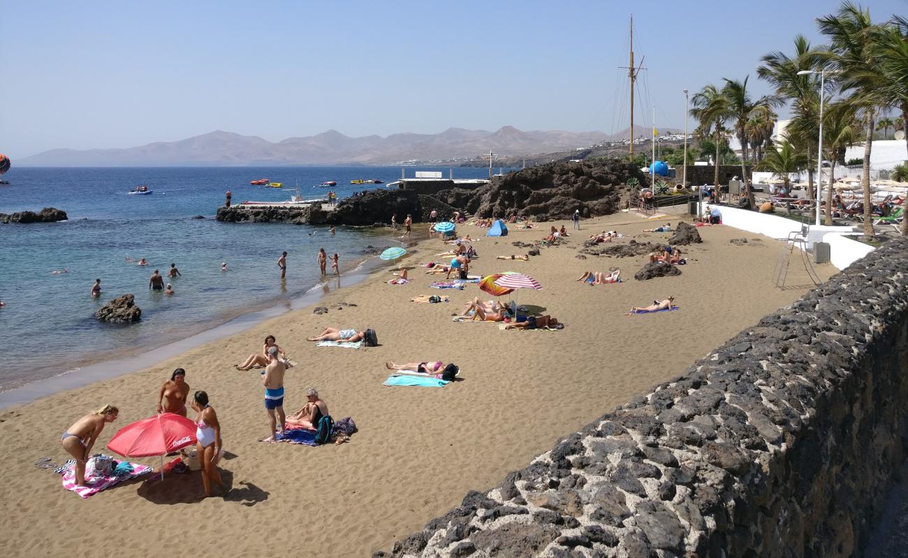 Photo de Plage de Playa Chica avec sable lumineux de surface