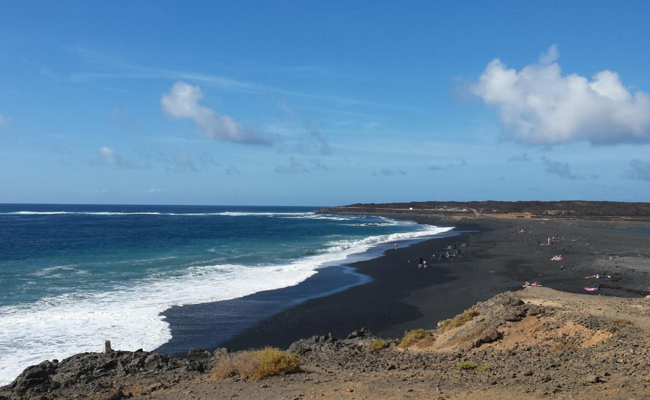 Photo de Playa de Janubio avec sable noir de surface