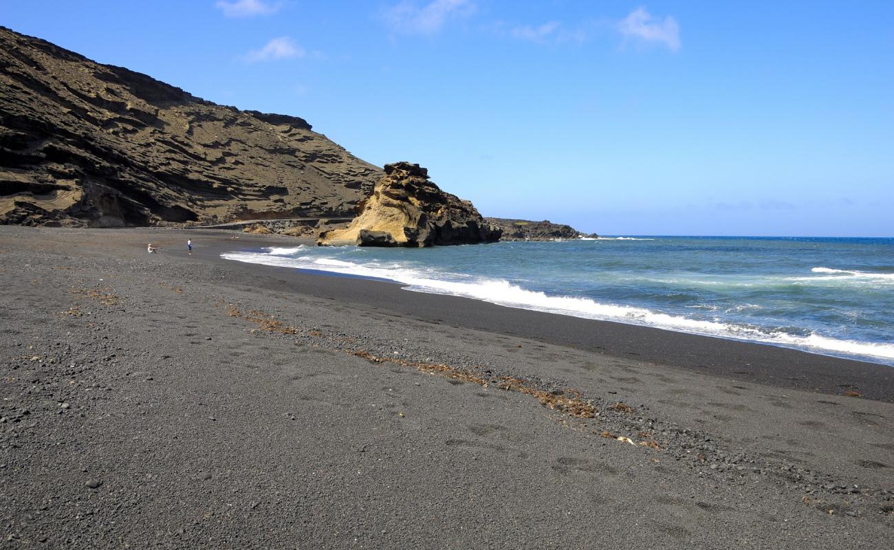 Photo de Playa de Montana Bermeja avec sable noir de surface