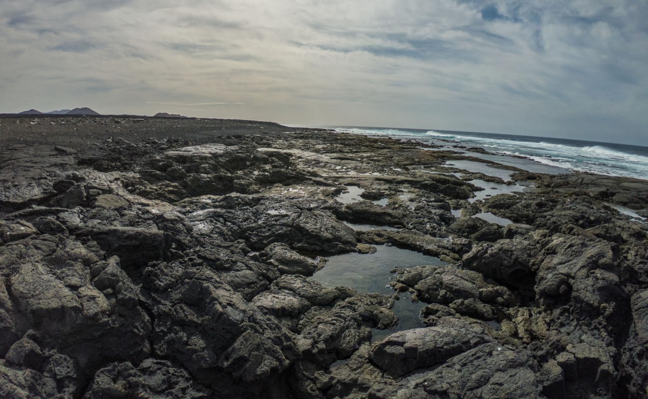 Photo de Playa del Cochino avec sable blanc avec roches de surface