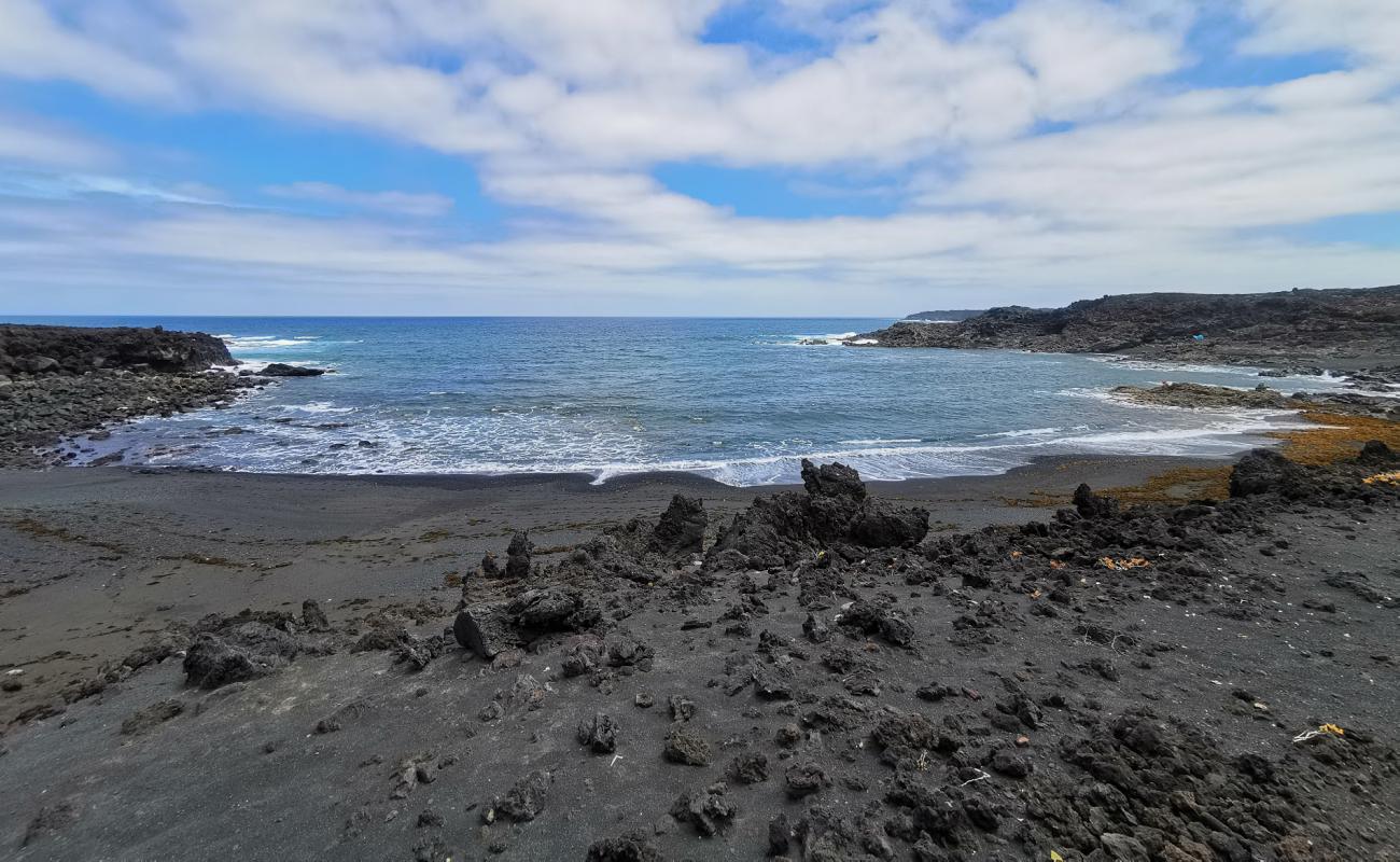 Photo de Playa de las Malvas avec sable blanc & rochers de surface