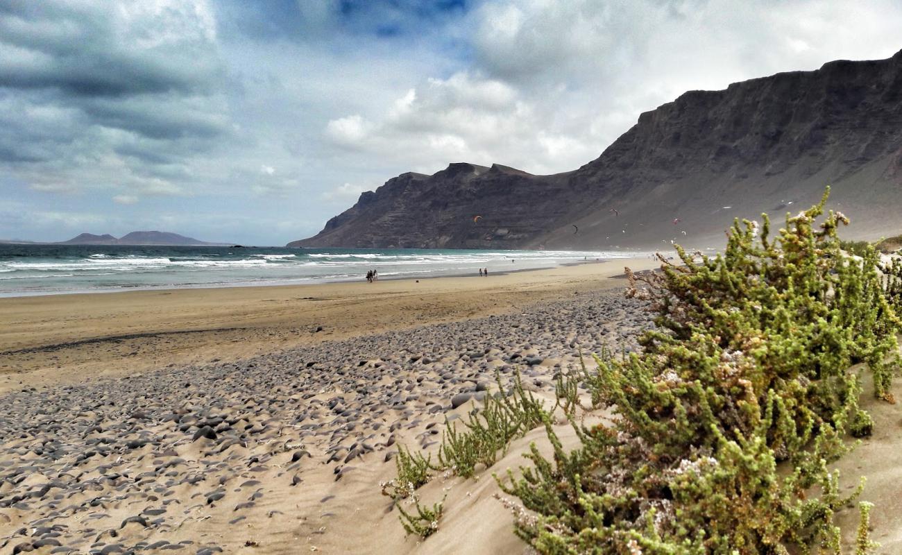 Photo de Plage de Famara avec sable lumineux de surface