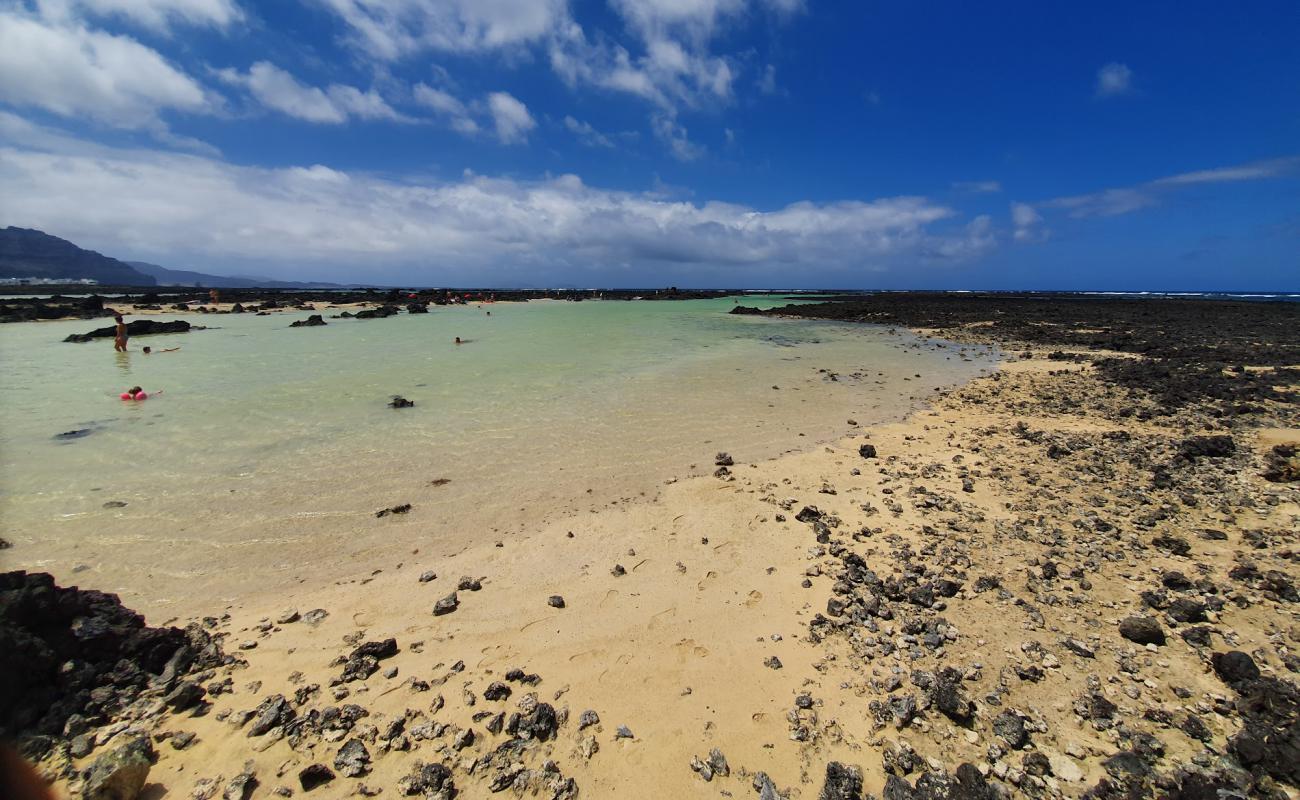 Photo de Caleton Blanco avec sable brillant et rochers de surface