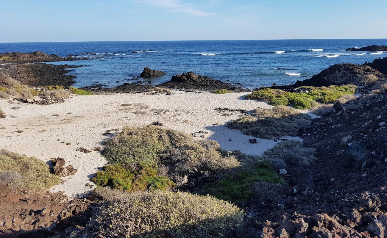 Photo de La Caleta avec sable beige & pierres de surface