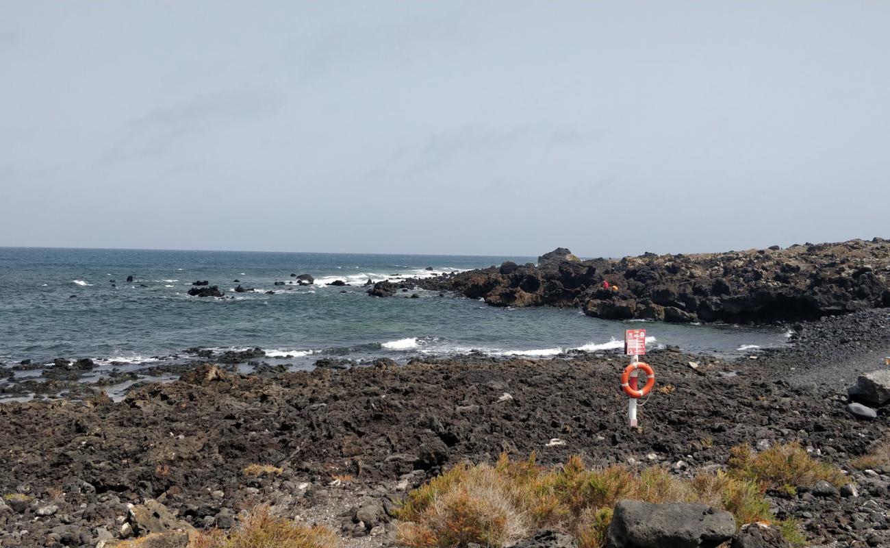 Photo de Caleta de las Escamas avec terrain rocheux de surface