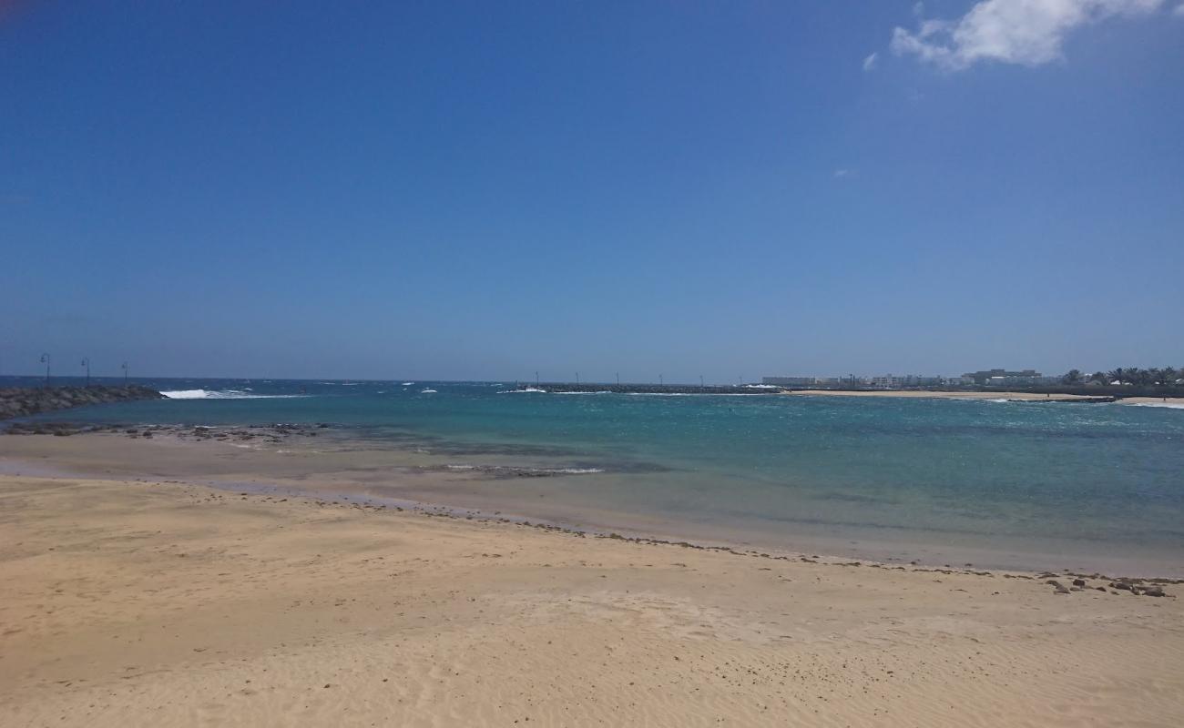 Photo de Playa de los Charcos avec sable beige & pierres de surface