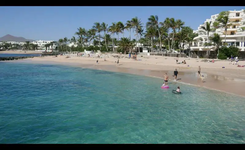 Photo de Playa de las Cucharas avec sable beige de surface