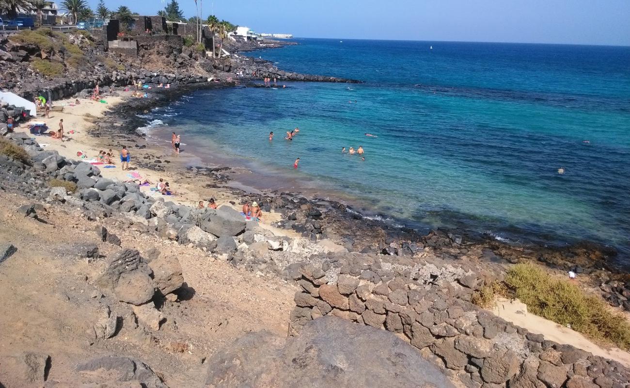 Photo de Playa El Ancla avec sable beige & pierres de surface