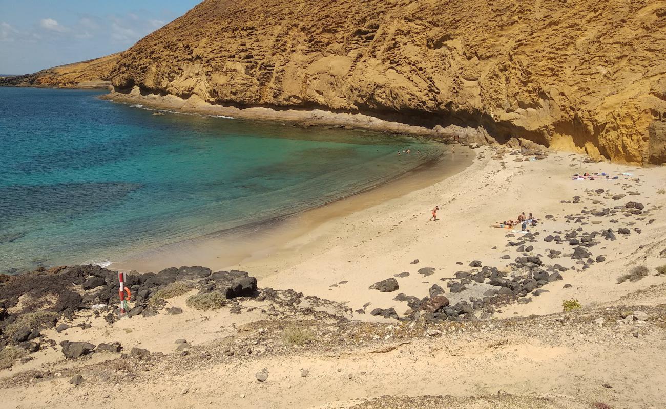 Photo de Playa Montana Amarilla avec sable beige & pierres de surface