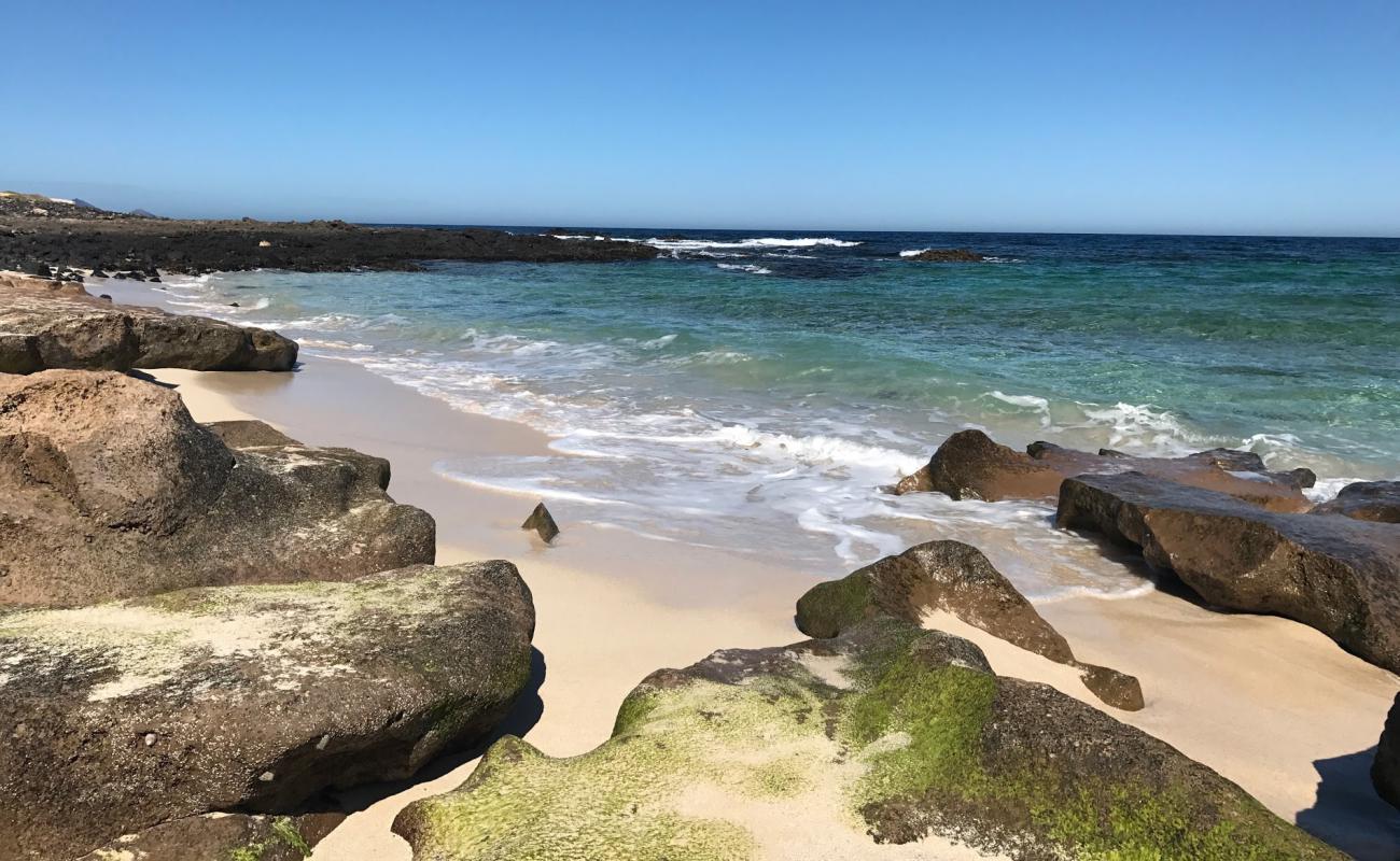 Photo de Playa Lambra avec sable brillant et rochers de surface