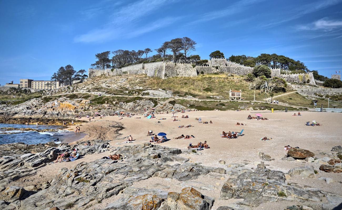 Photo de Praia da Cuncheira avec sable brillant et rochers de surface