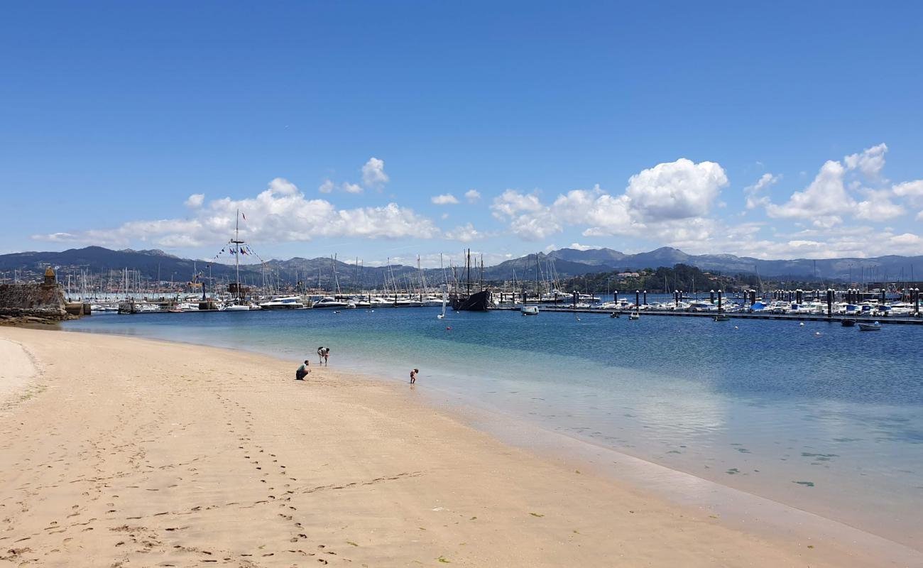 Photo de Praia da Ribeira avec sable fin et lumineux de surface