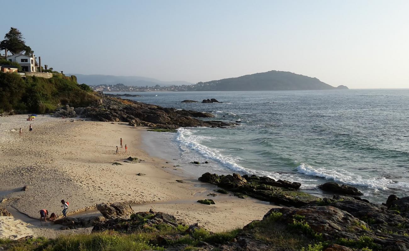 Photo de Praia dos Muinos avec sable blanc de surface