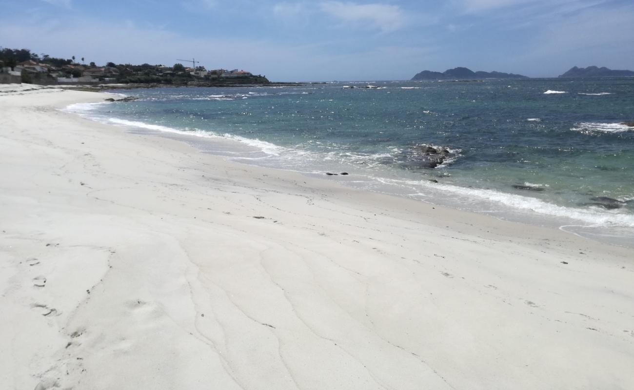 Photo de Praia de Fuchinos avec sable fin blanc de surface