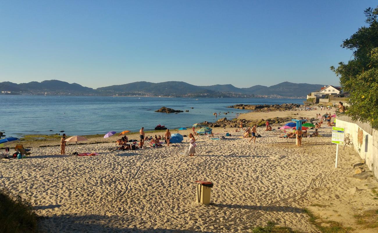 Photo de Praia dos Olmos avec sable blanc de surface