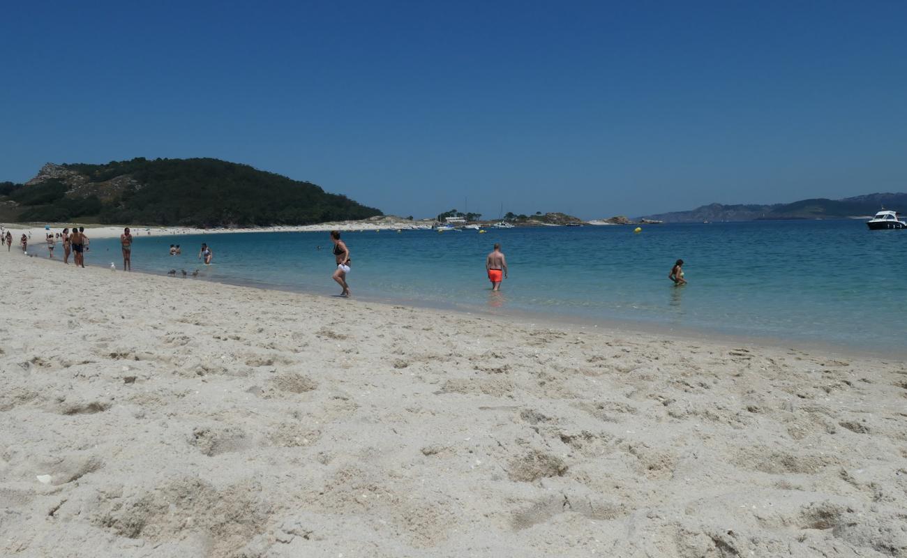 Photo de Plage de Roda avec sable fin blanc de surface