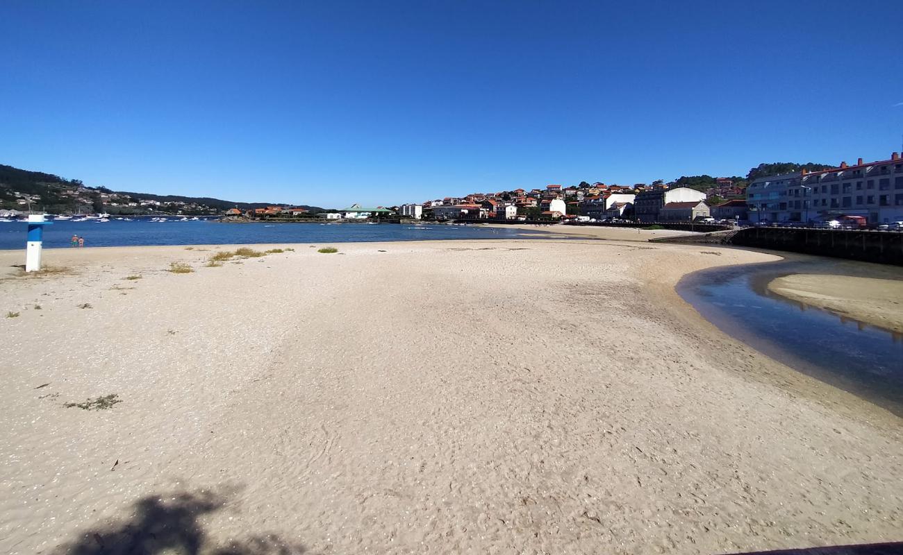 Photo de Praia de San Cibran avec sable lumineux de surface