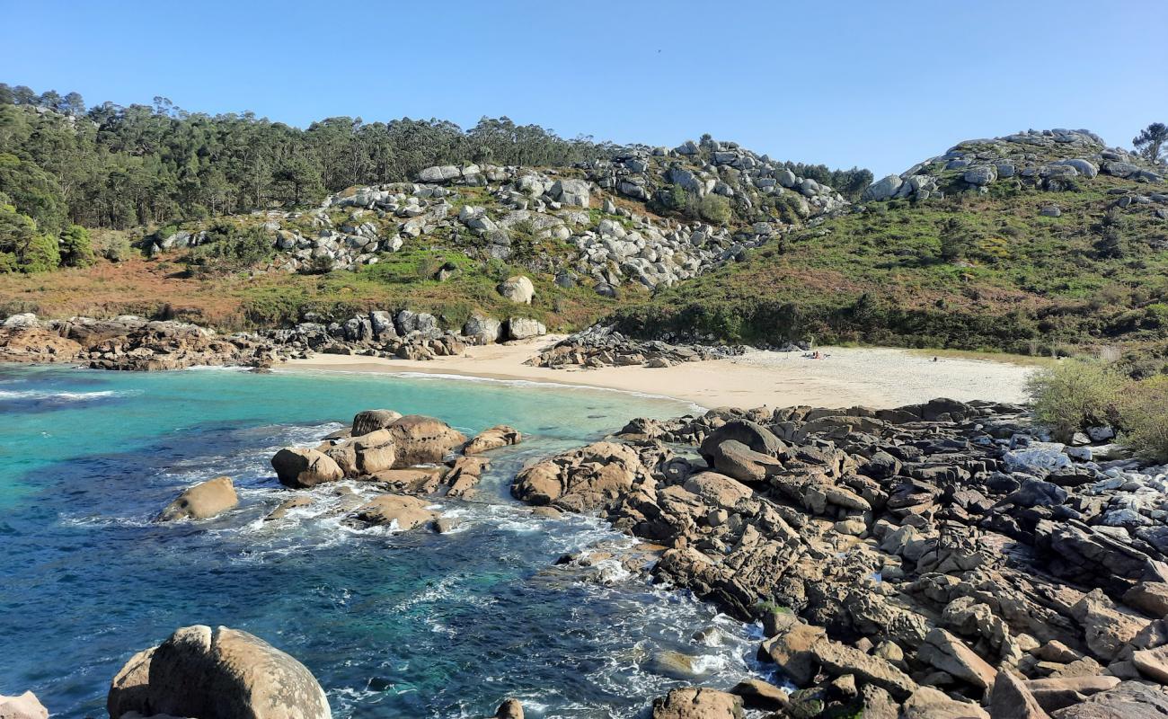 Photo de Praia da Lagoelas avec sable fin blanc de surface