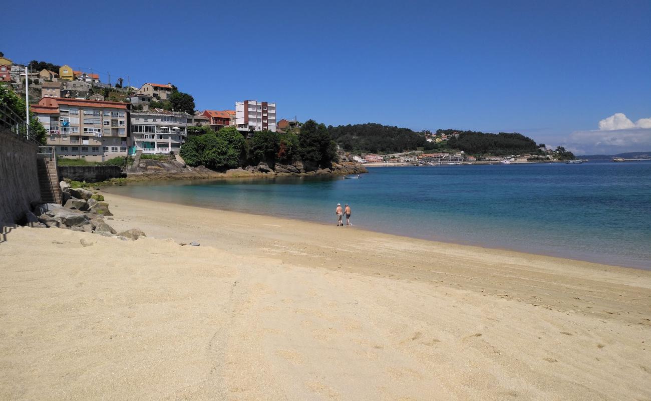 Photo de Praia de Bueu avec sable lumineux de surface