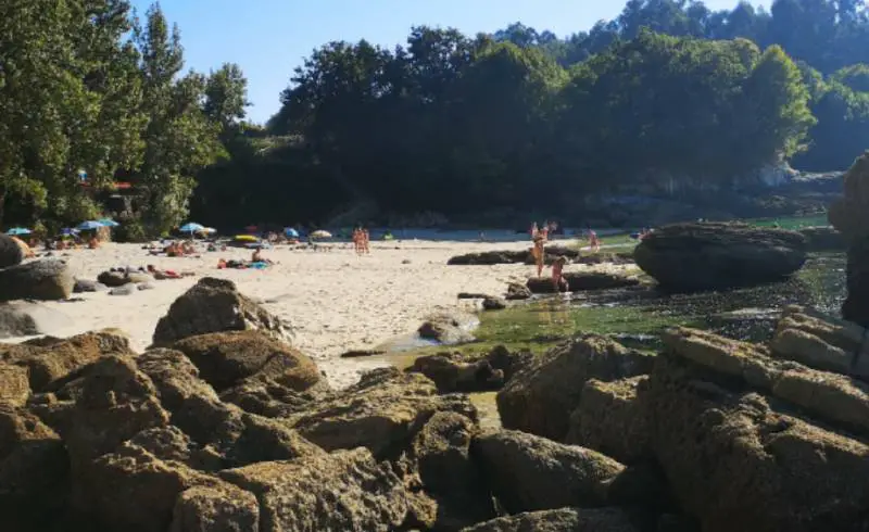 Photo de Praia de Covelo avec sable fin blanc de surface