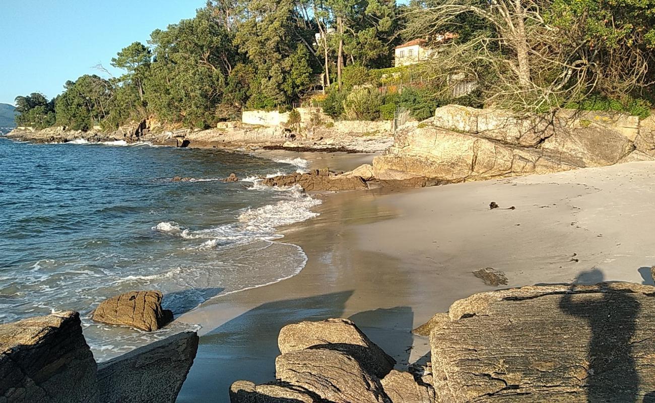 Photo de Praia dos Namorados avec sable fin blanc de surface