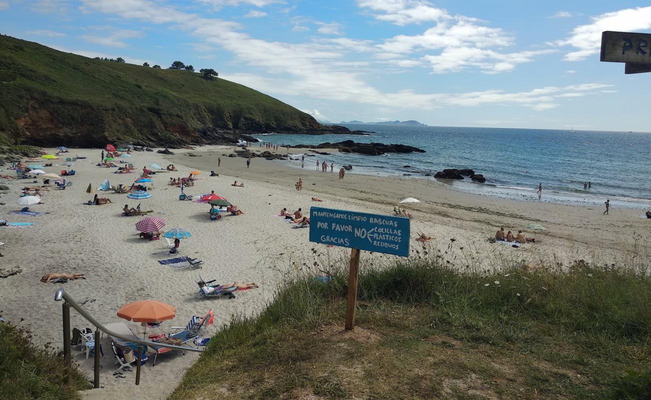 Photo de Bascuas beach avec sable fin blanc de surface