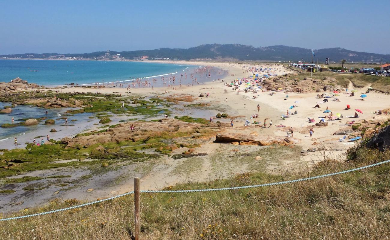 Photo de Plage de Praia Da Lanzada avec sable fin et lumineux de surface